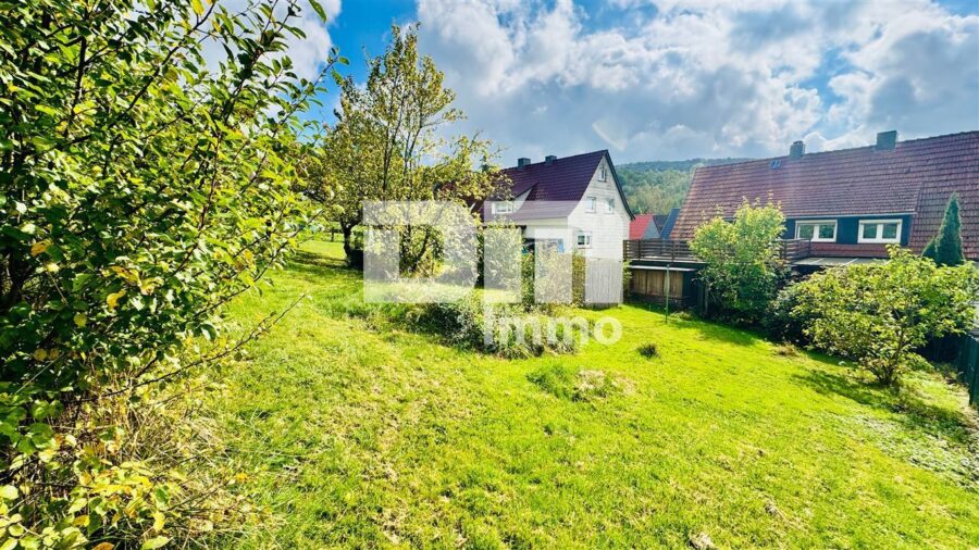 Modernisierte Doppelhaushälte mit Dachterrasse + 2 Garagen und großzügigem Platzangebot - Großer Gartenbereich / vollumzäunt